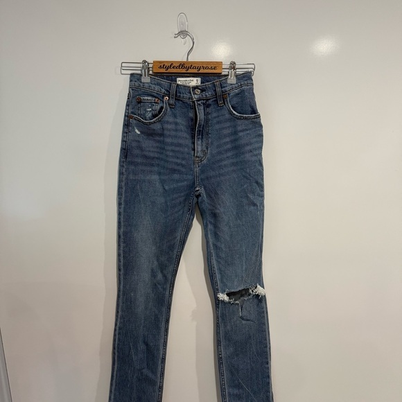Abercrombie & Fitch Ultra High Rise 90s Slim Straight Jean - Picture 7 of 7